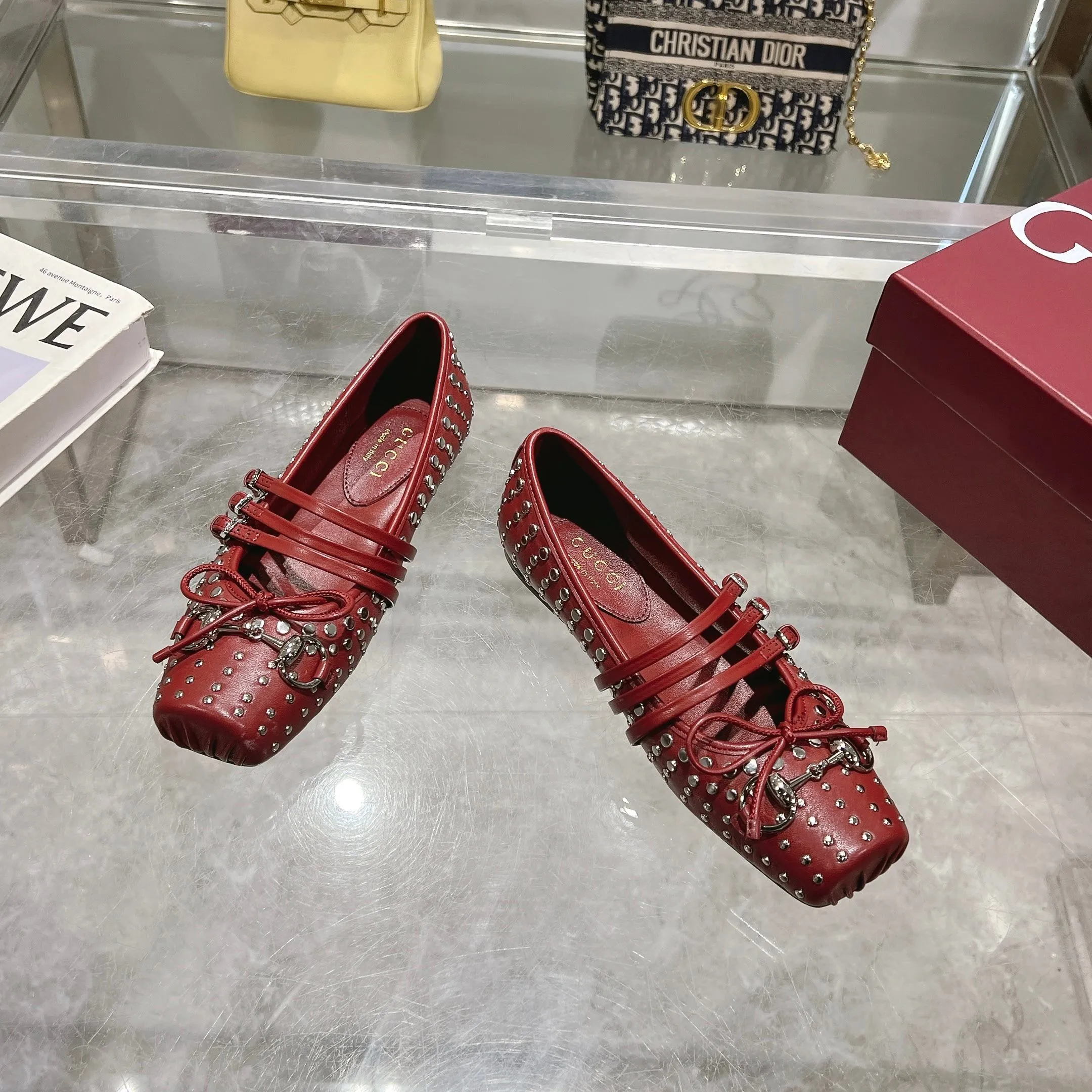 👟👟Ex-factory price 620👟👟 Gucci Horsebit series women's ballet flats. This iconic horsebit ballet flats features a square toe design and elegant bow details, paying tribute to the traditional ballet shoe style. This piece is crafted from Gucci ankh leather and embellished with a light gold-tone horsebit buckle. A 'sacchetto' construction with a soft, padded insole provides a great fit. ✅Size: 35-42 (customized for 40-42) ✅Sole material: Imported Italian genuine leather sole ✅Packaging: Brand new red box packaging
